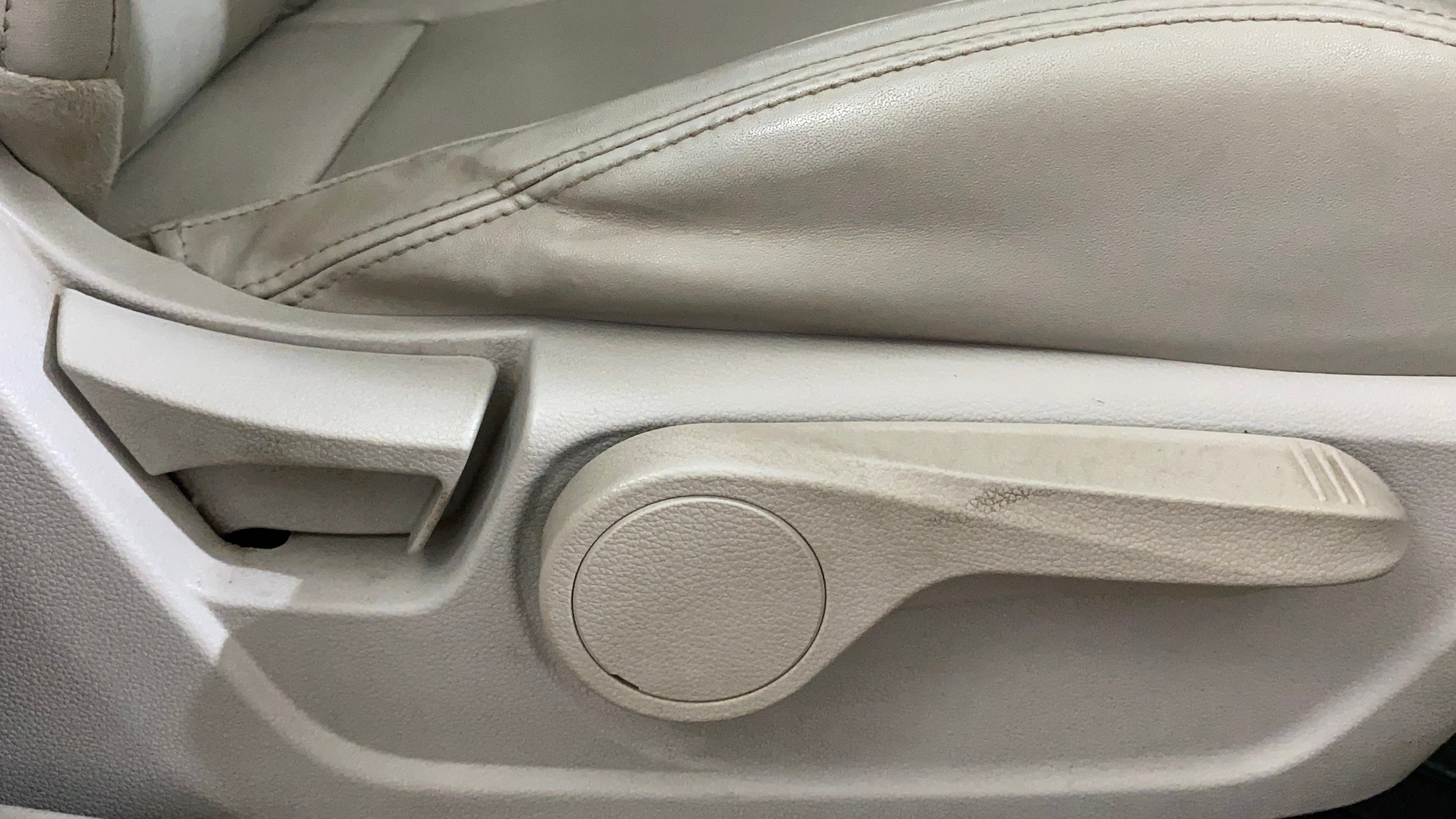 2019 Mahindra XUV300 W8 (O) 1.2 PETROL, Petrol, Manual, 62,025 km, Driver Side Adjustment Panel