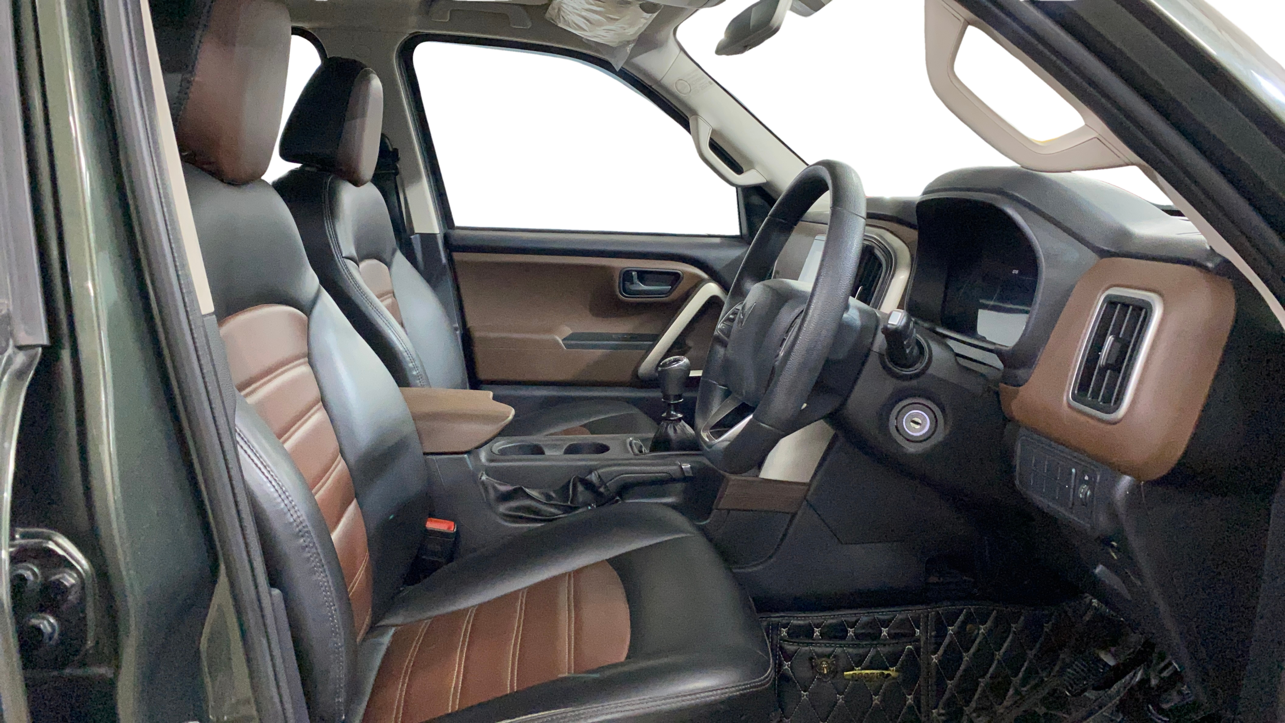 2023 Mahindra SCORPIO-N Z6 DIESEL MT 2WD 7 STR, Diesel, Manual, 33,077 km, Right Side Front Door Cabin