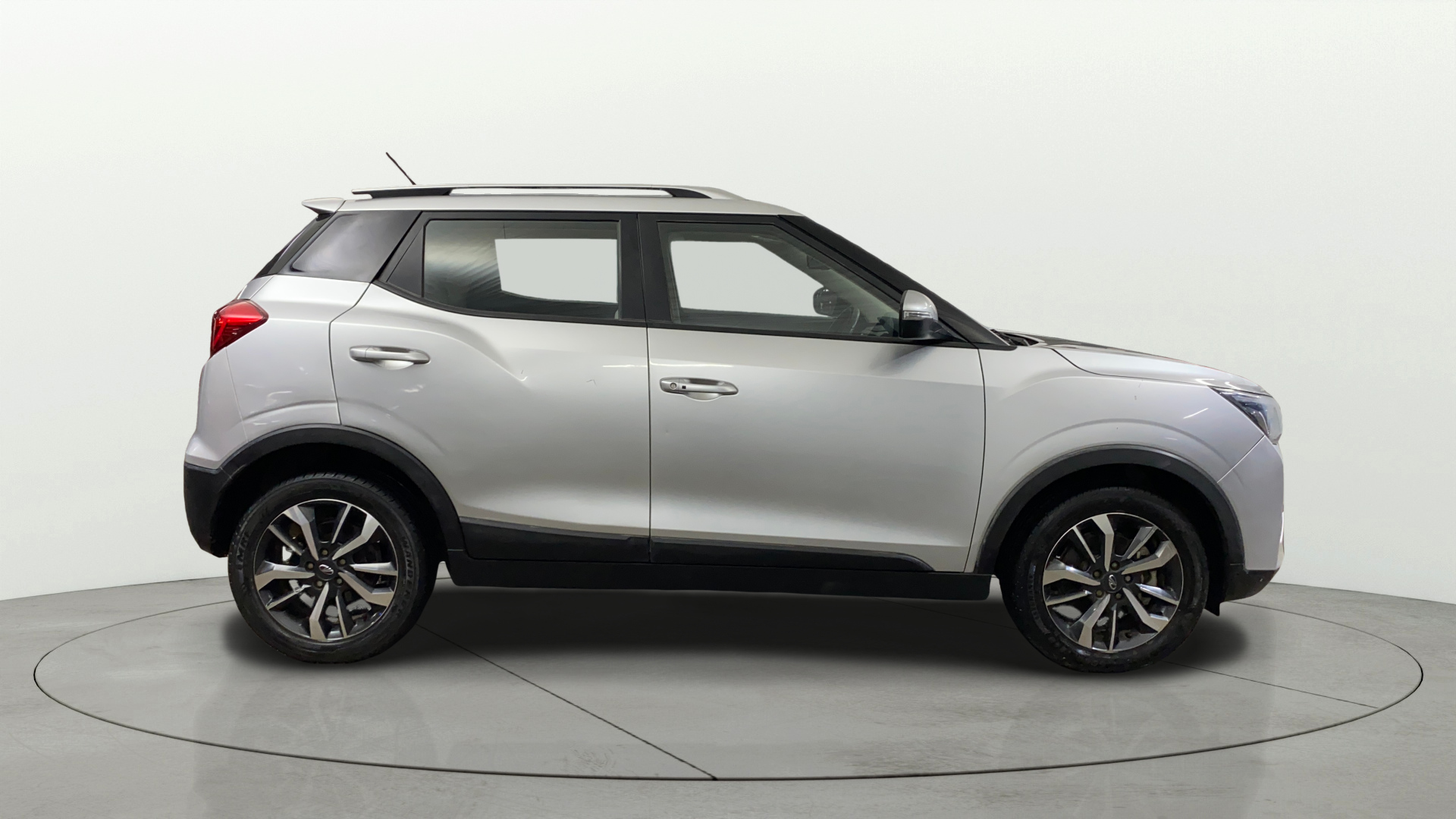 2019 Mahindra XUV300 W8 (O) 1.2 PETROL, Petrol, Manual, 62,025 km, Right Side View