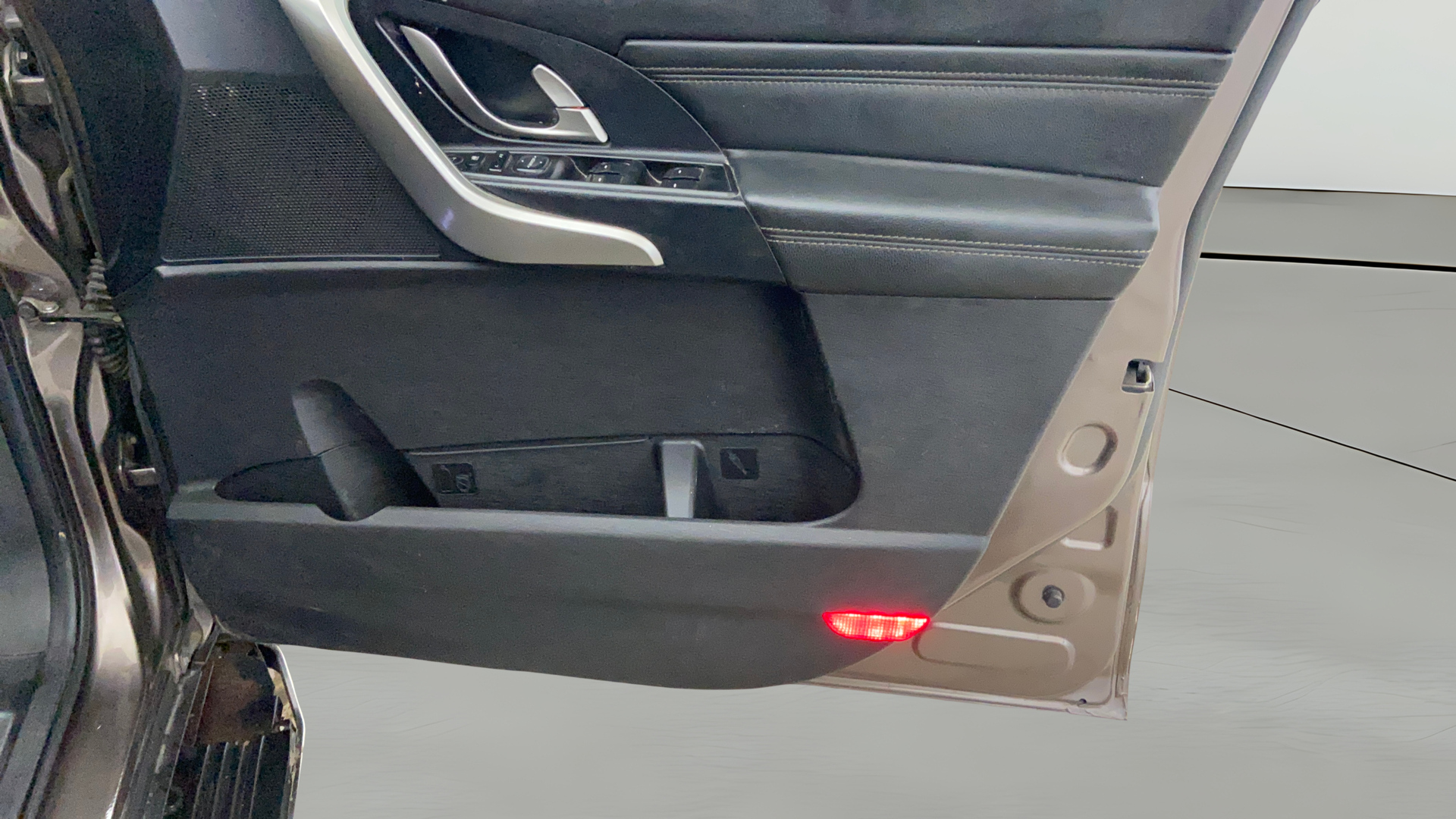 2019 Mahindra XUV500 W11 AT, Diesel, Automatic, 52,522 km, Driver Side Door Panels Control