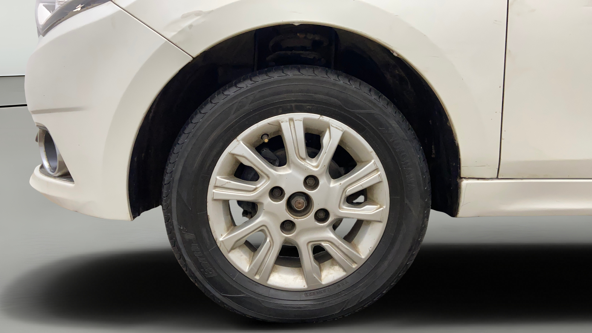 2017 Tata Tiago XZ PETROL, Petrol, Manual, 99,110 km, Left Front Wheel
