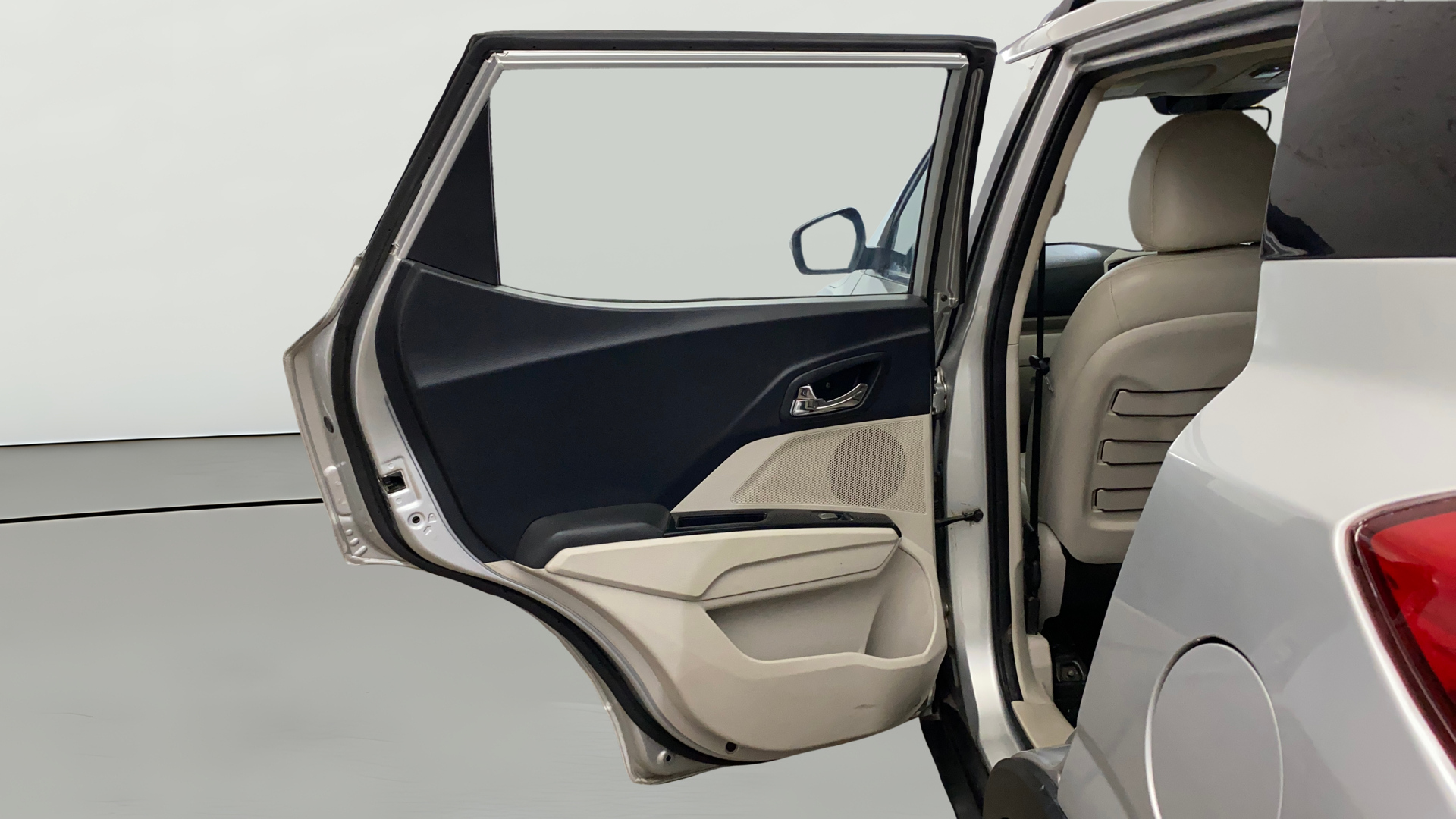 2019 Mahindra XUV300 W8 (O) 1.2 PETROL, Petrol, Manual, 62,025 km, LHS Front Door