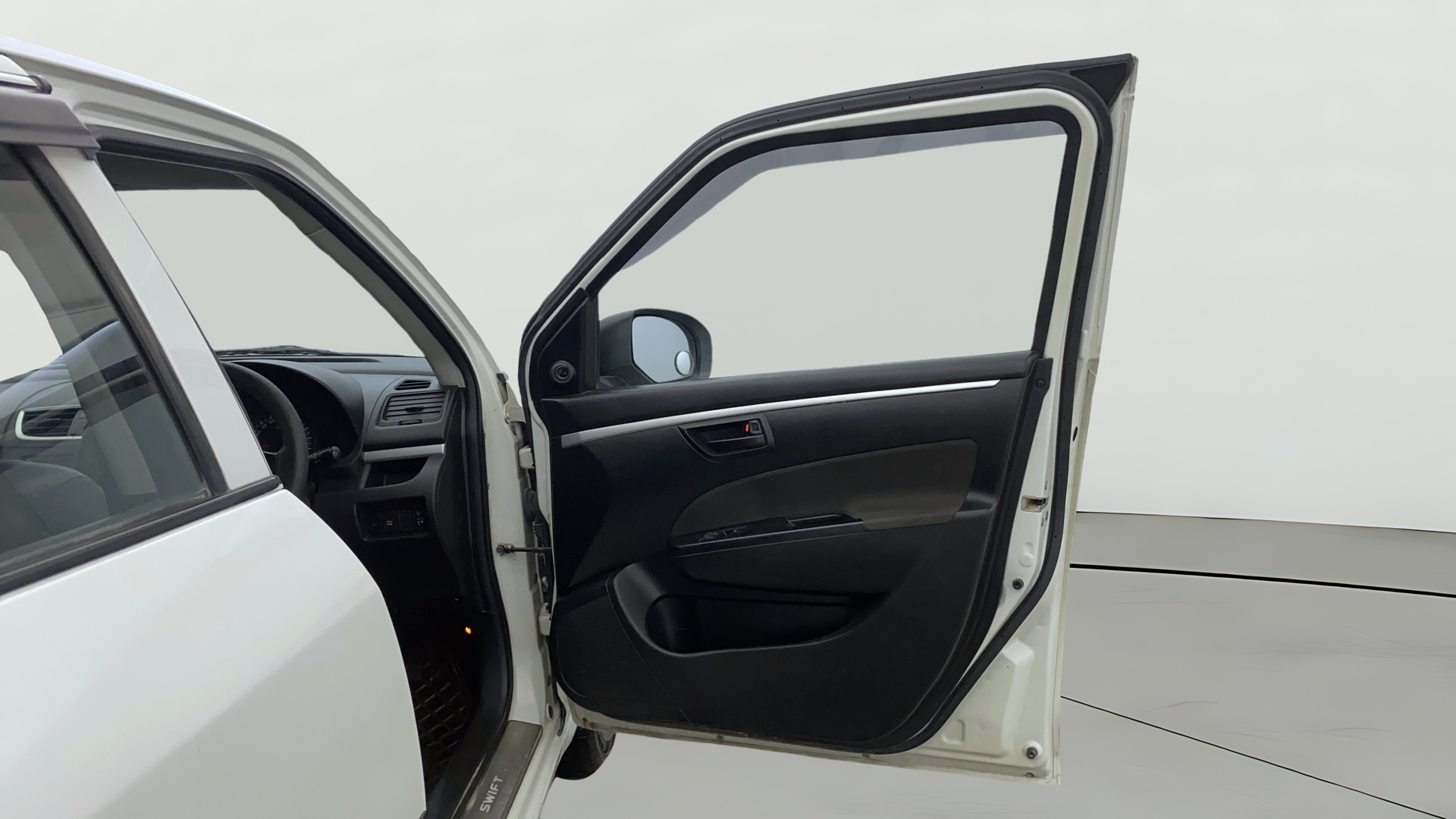2015 Maruti Swift LXI (O), Petrol, Manual, 38,356 km, RHS Front Door