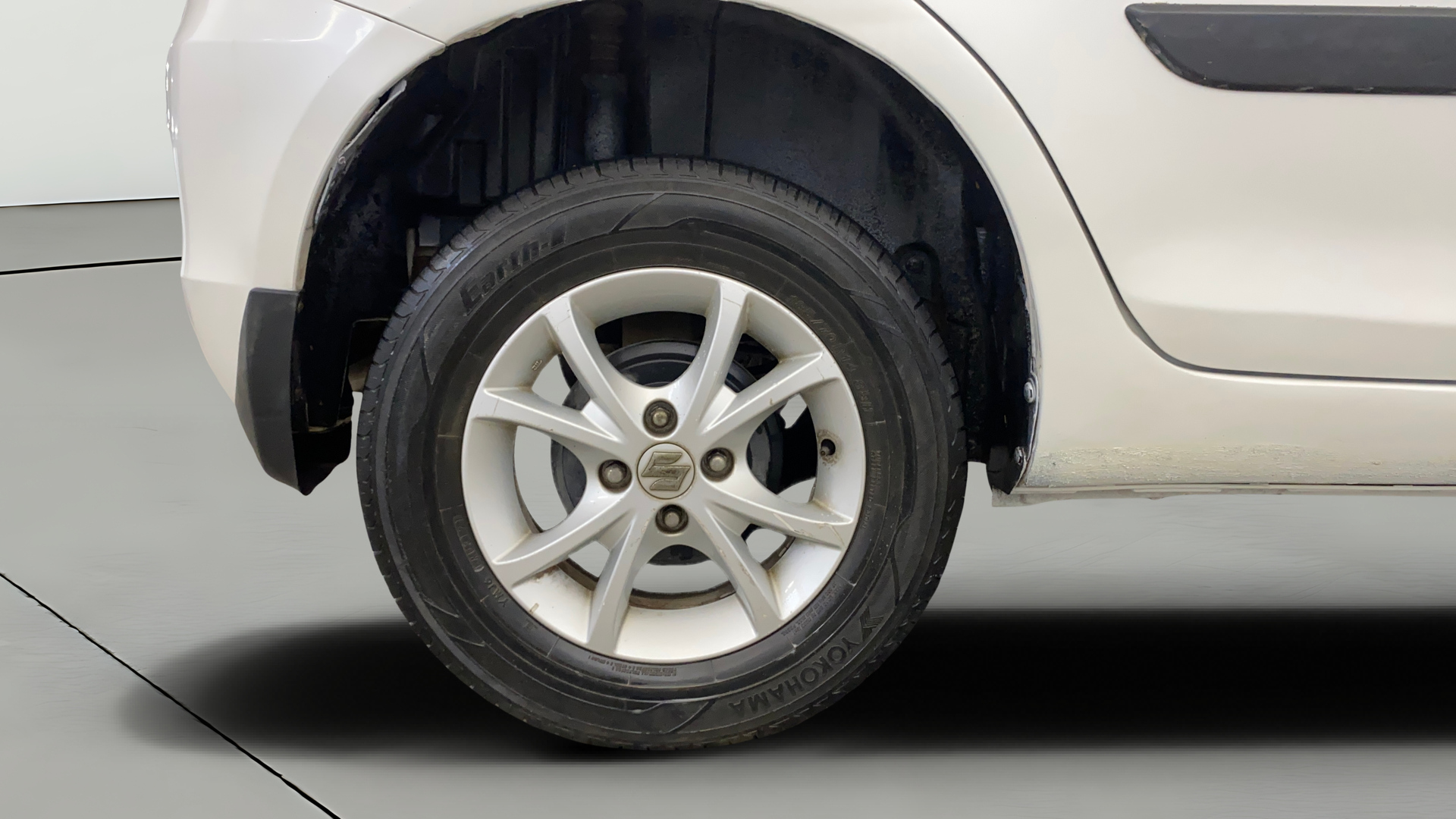 2015 Maruti Swift LXI (O), Petrol, Manual, 38,356 km, Right Rear Wheel