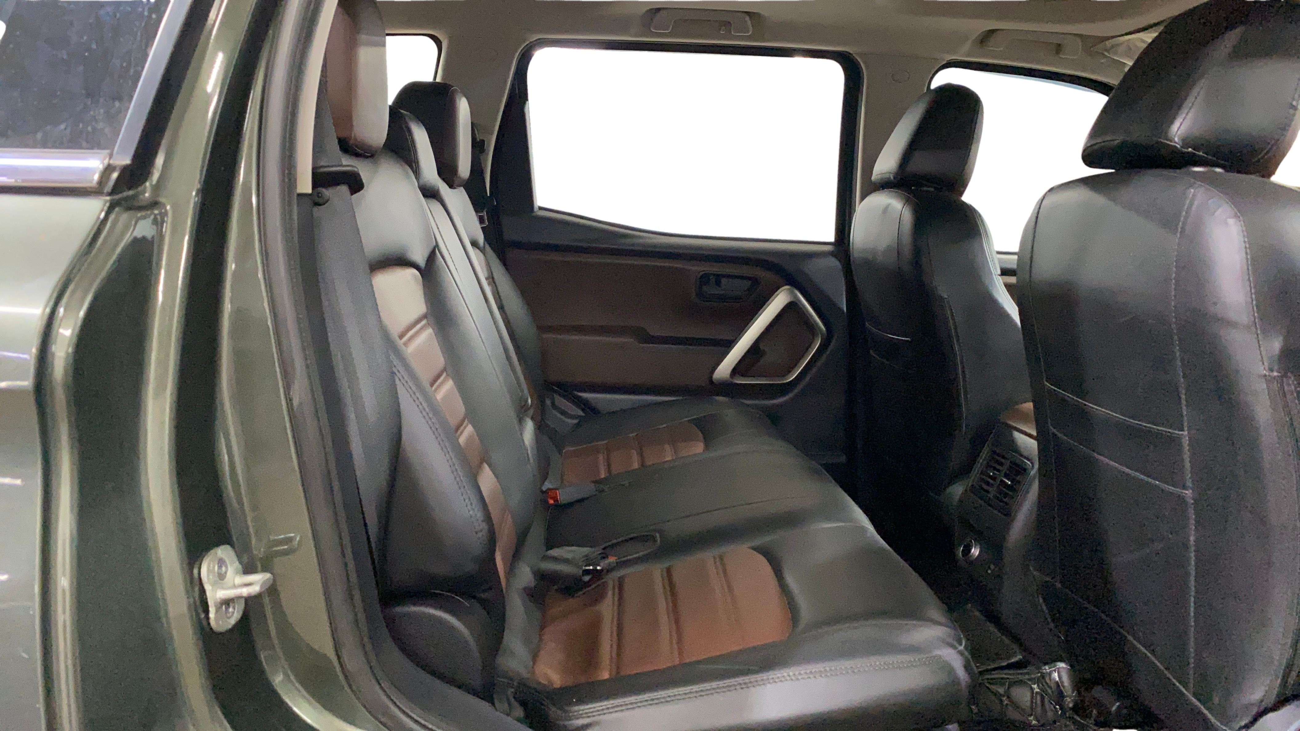 2023 Mahindra SCORPIO-N Z6 DIESEL MT 2WD 7 STR, Diesel, Manual, 33,077 km, Right Side Rear Door Cabin