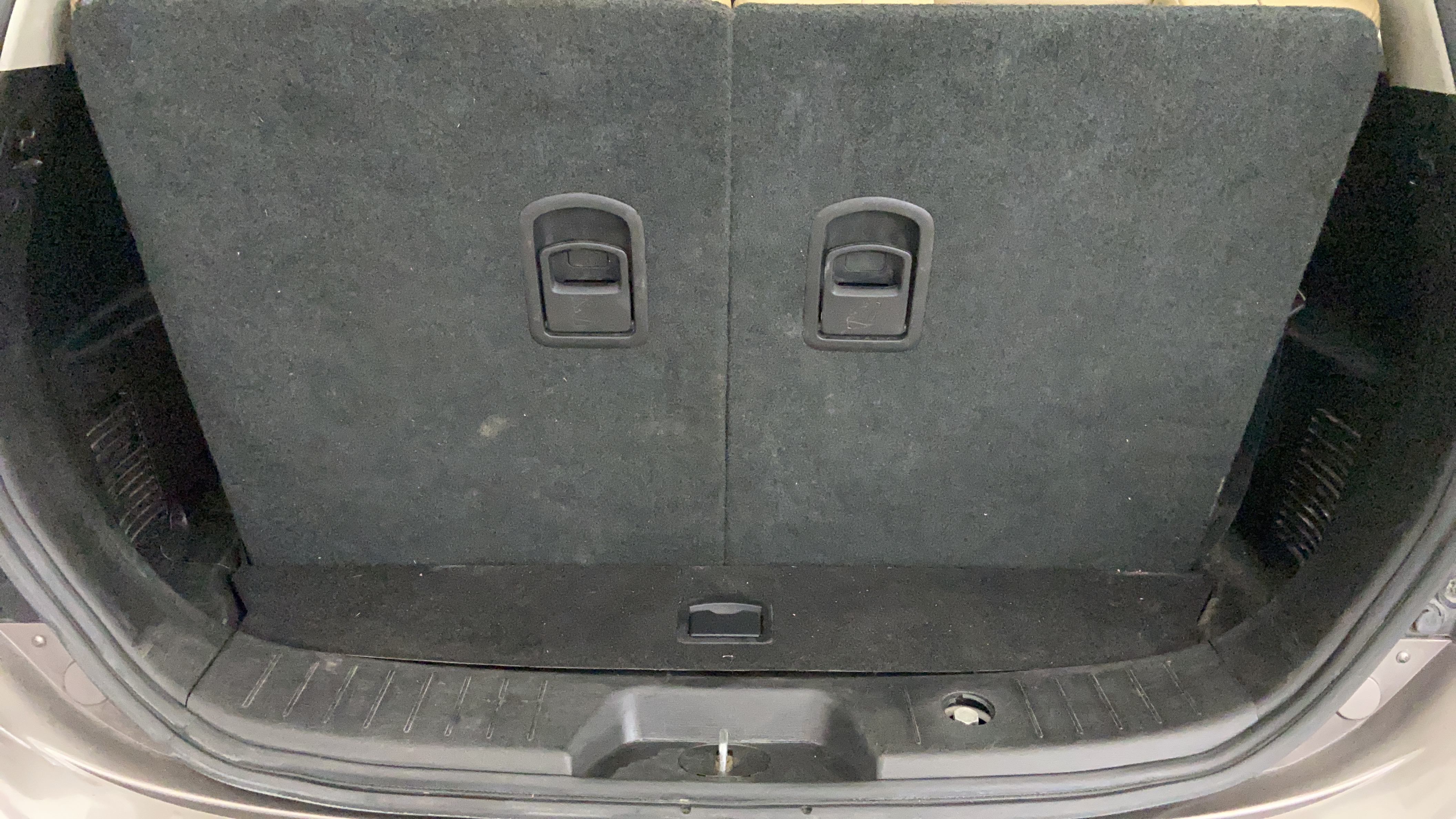 2019 Mahindra XUV500 W11 AT, Diesel, Automatic, 52,522 km, Boot Inside