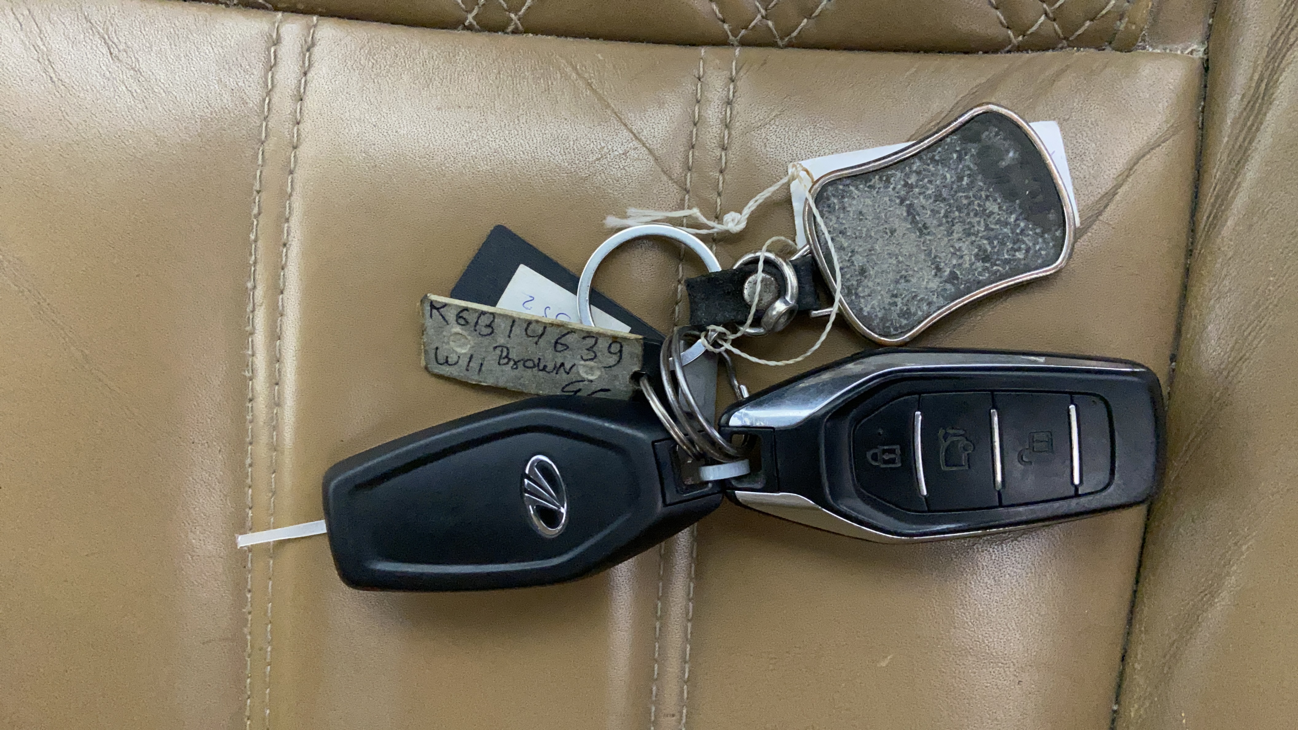 2019 Mahindra XUV500 W11 AT, Diesel, Automatic, 52,522 km, Key Close Up
