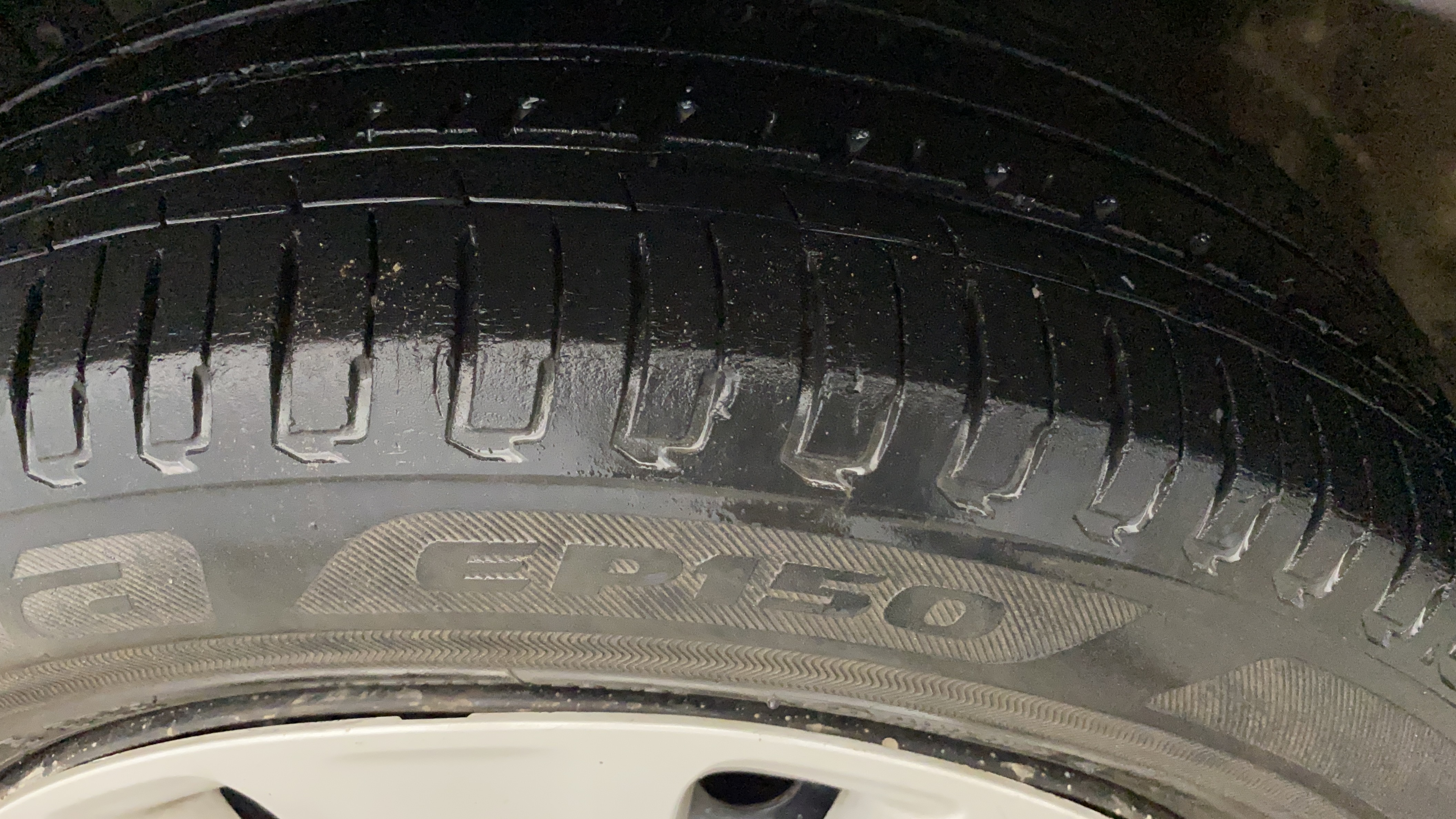 2016 Maruti Ertiga VXI, CNG, Manual, 55,657 km, Left Front Tyre Tread