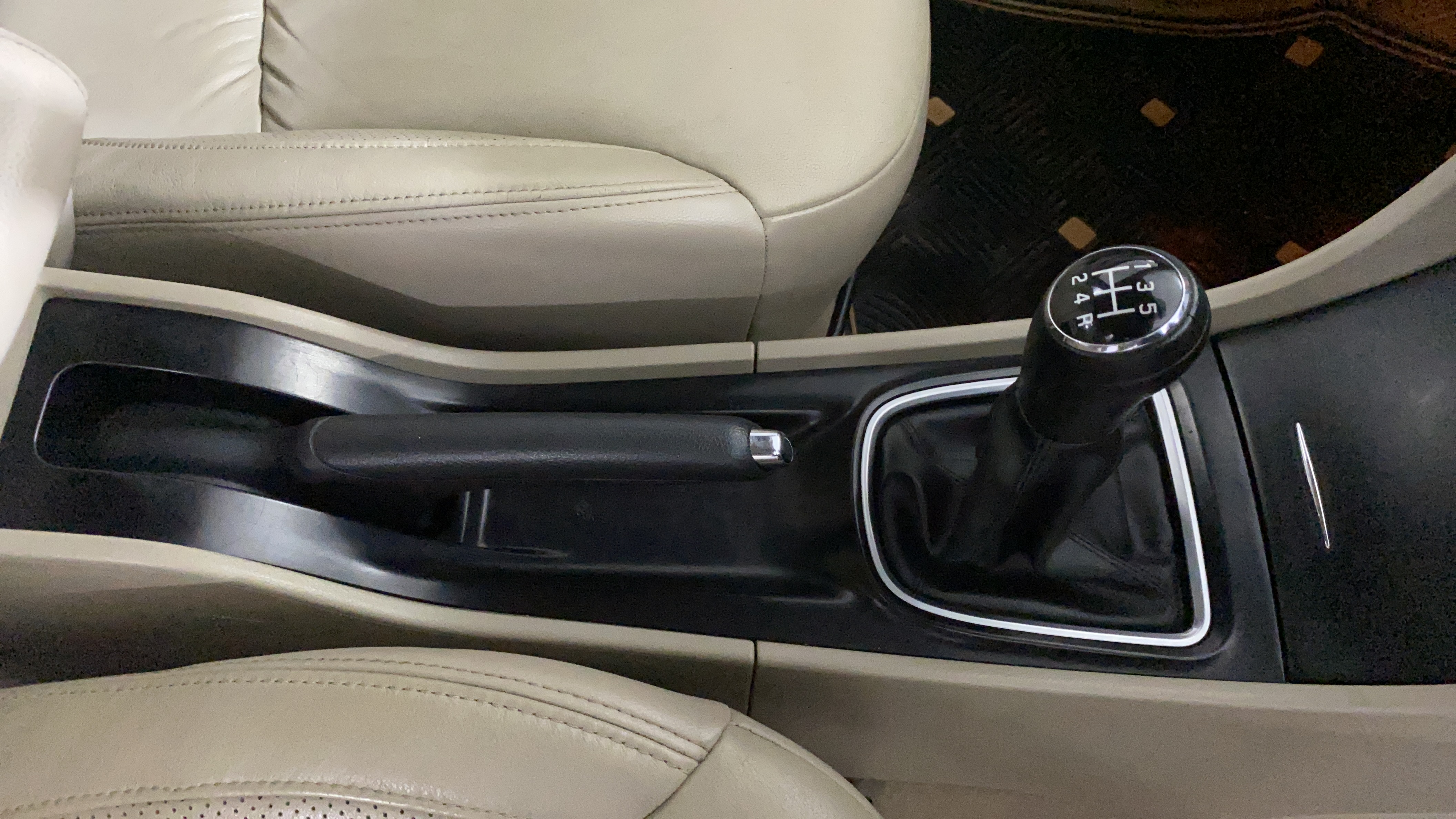 2019 Maruti Ciaz ALPHA 1.5 SHVS PETROL, Petrol, Manual, 48,884 km, Gear Lever