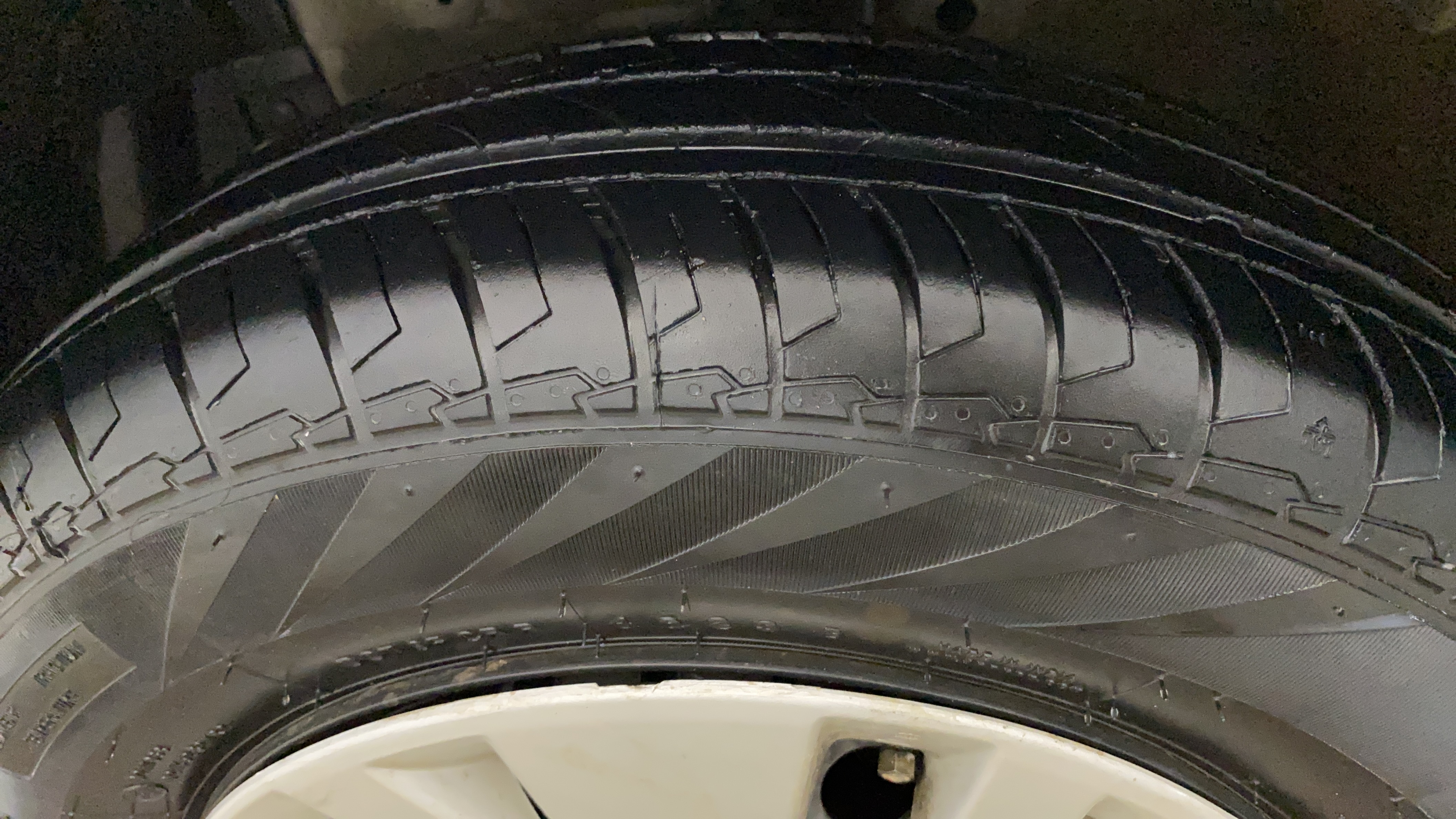 2013 Maruti Swift VXI, Petrol, Manual, 51,880 km, Left Front Tyre Tread