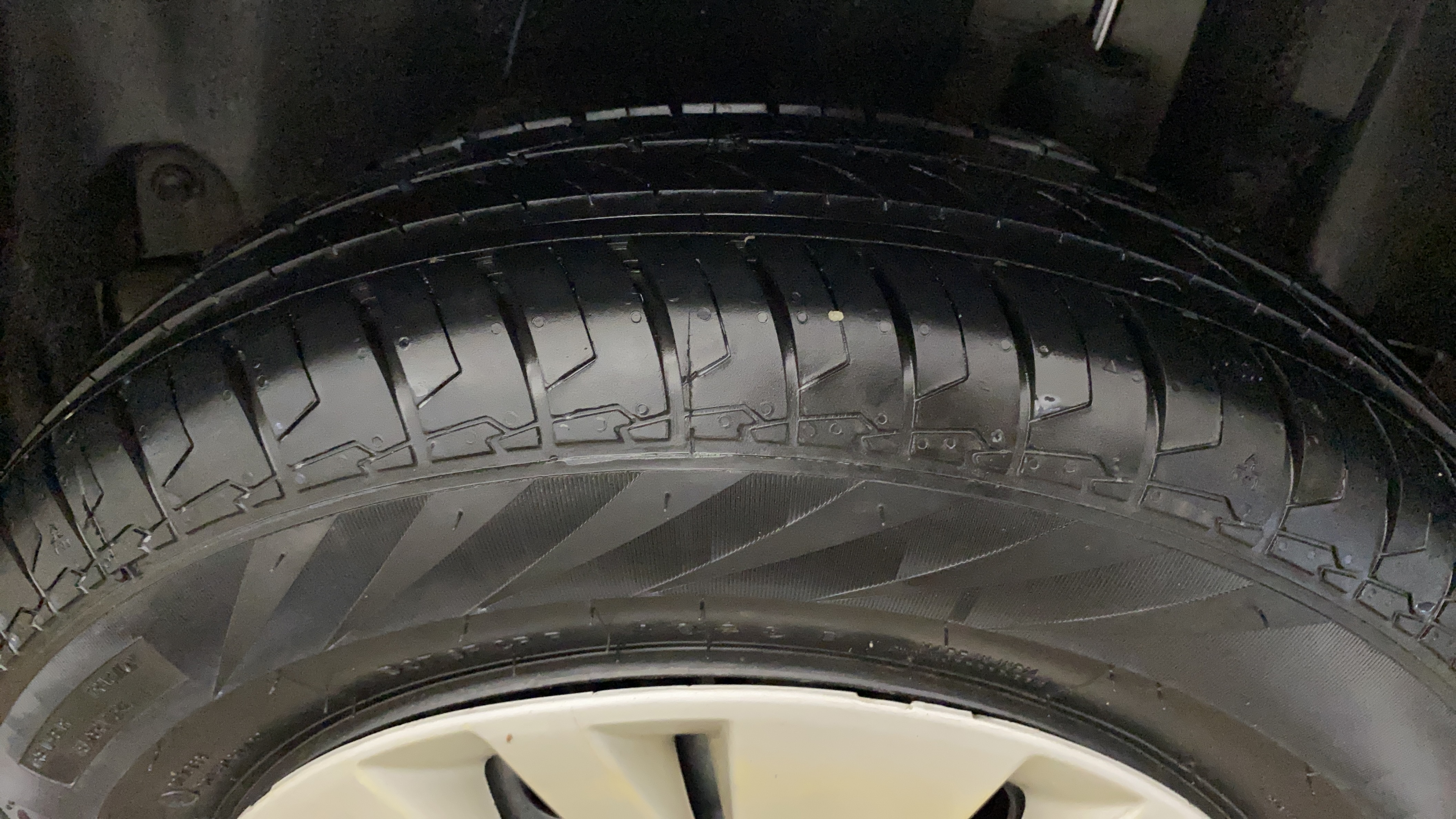 2013 Maruti Swift VXI, Petrol, Manual, 51,880 km, Left Rear Tyre Tread