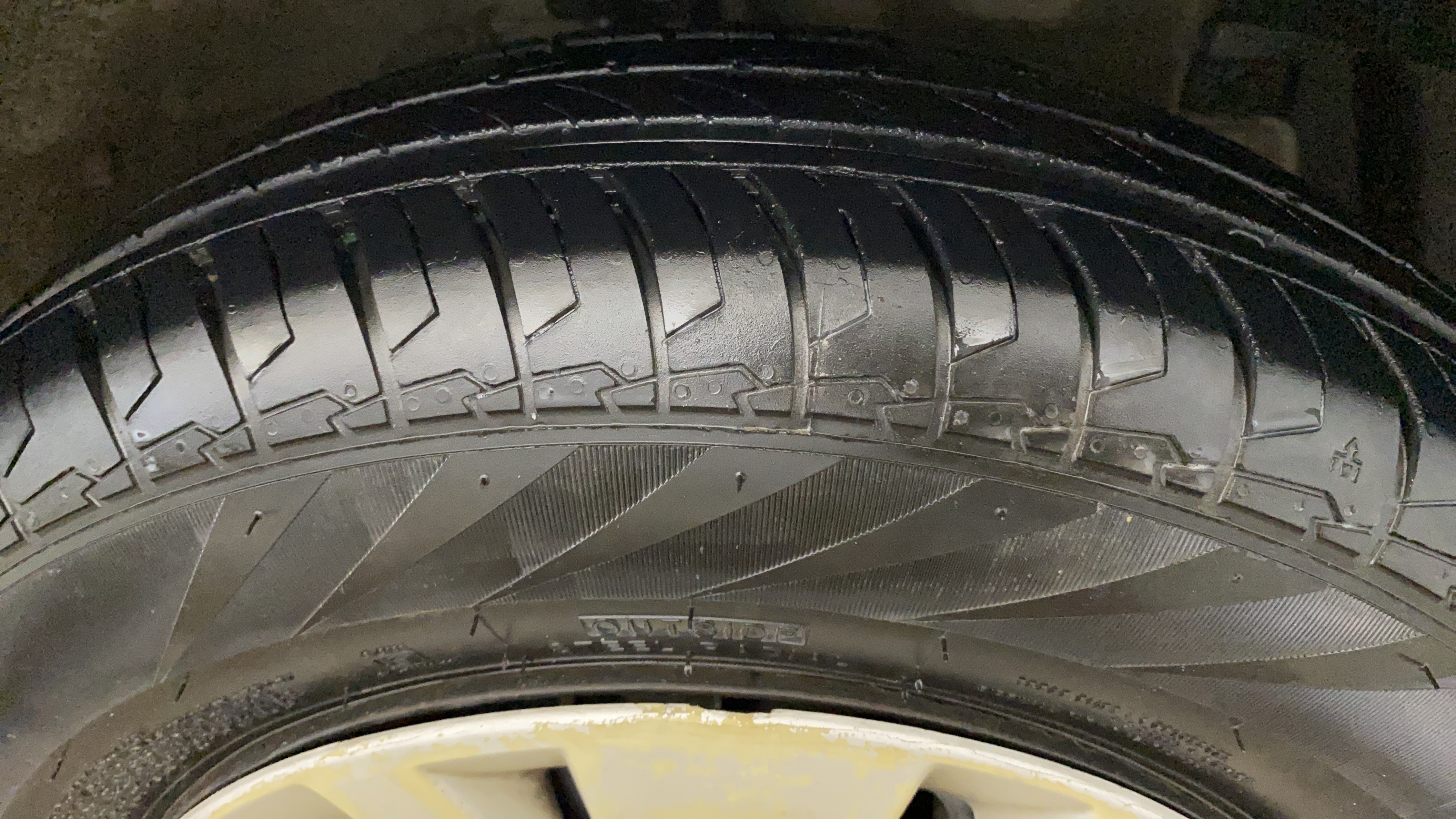 2013 Maruti Swift VXI, Petrol, Manual, 51,880 km, Right Front Tyre Tread