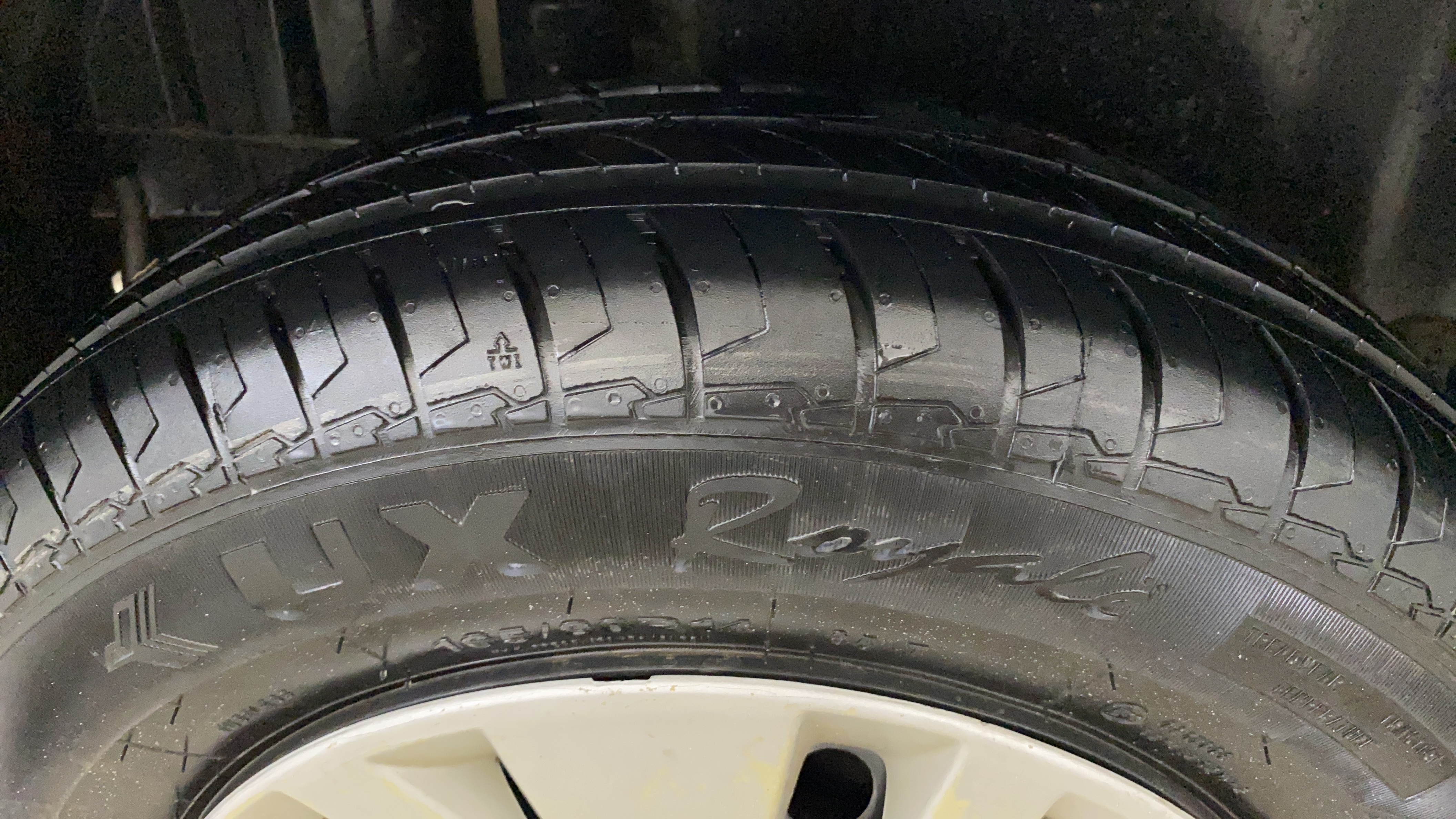 2013 Maruti Swift VXI, Petrol, Manual, 51,880 km, Right Rear Tyre Tread